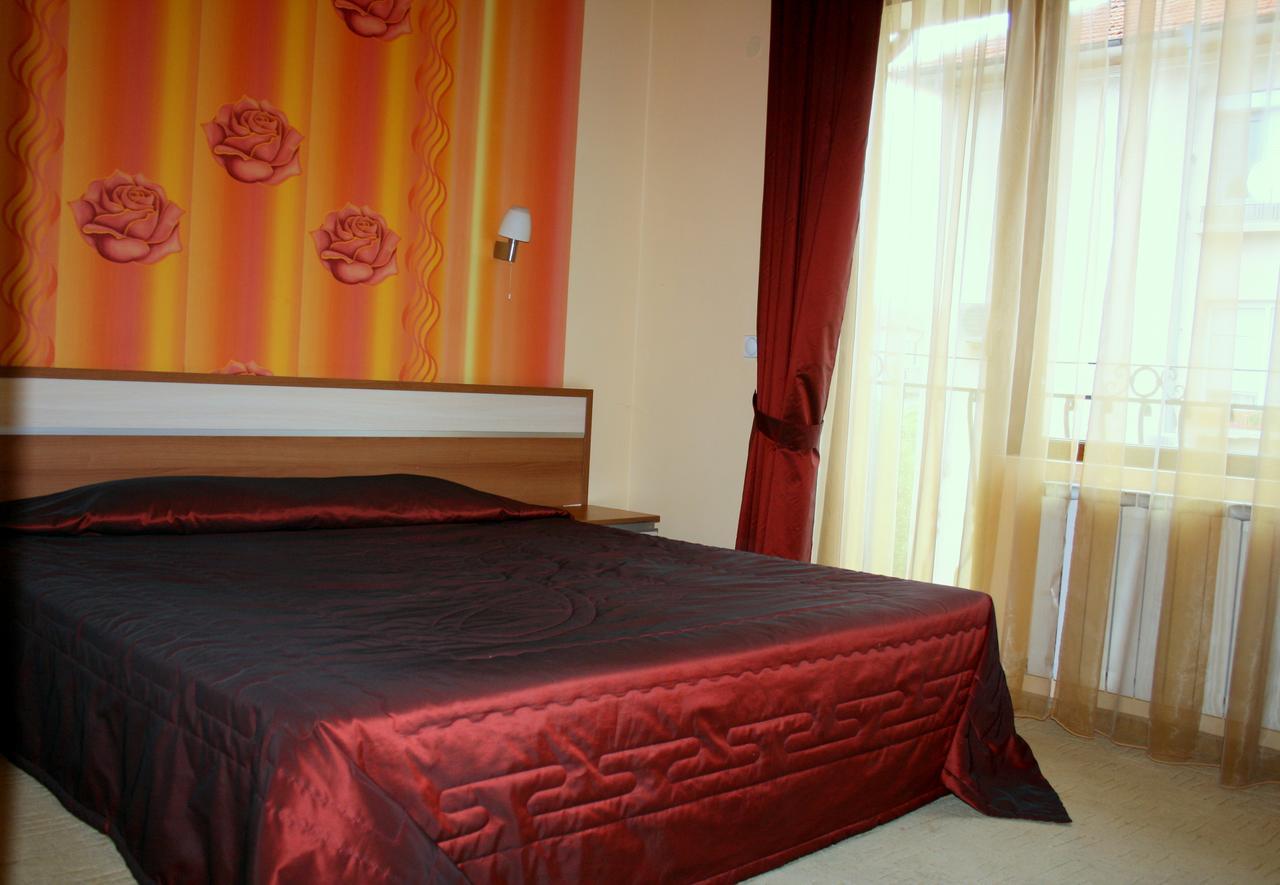 Hotel Elegant Karnobat Ngoại thất bức ảnh